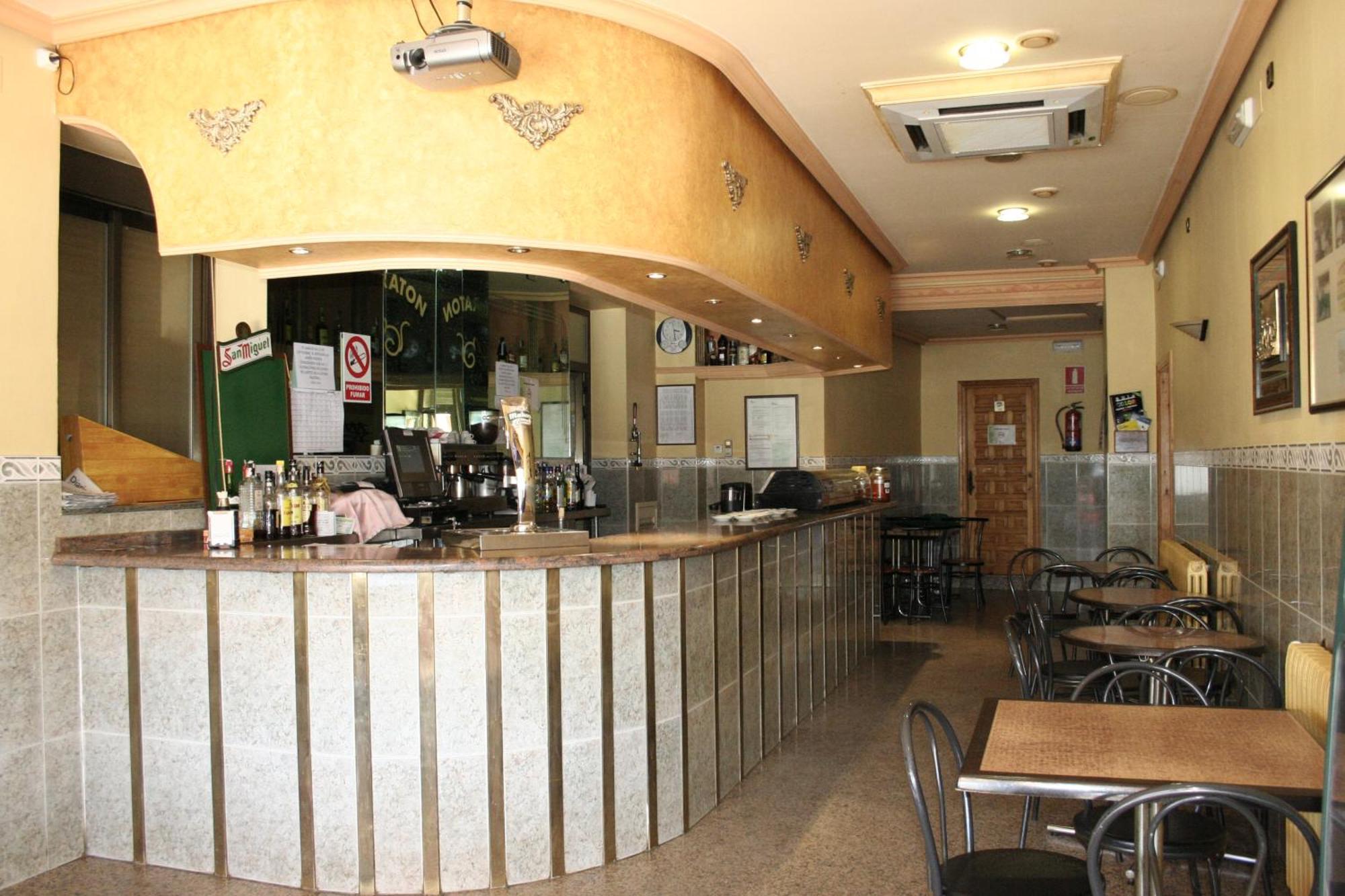 Hostal Restaurante Raton Paredes de Nava Exterior photo