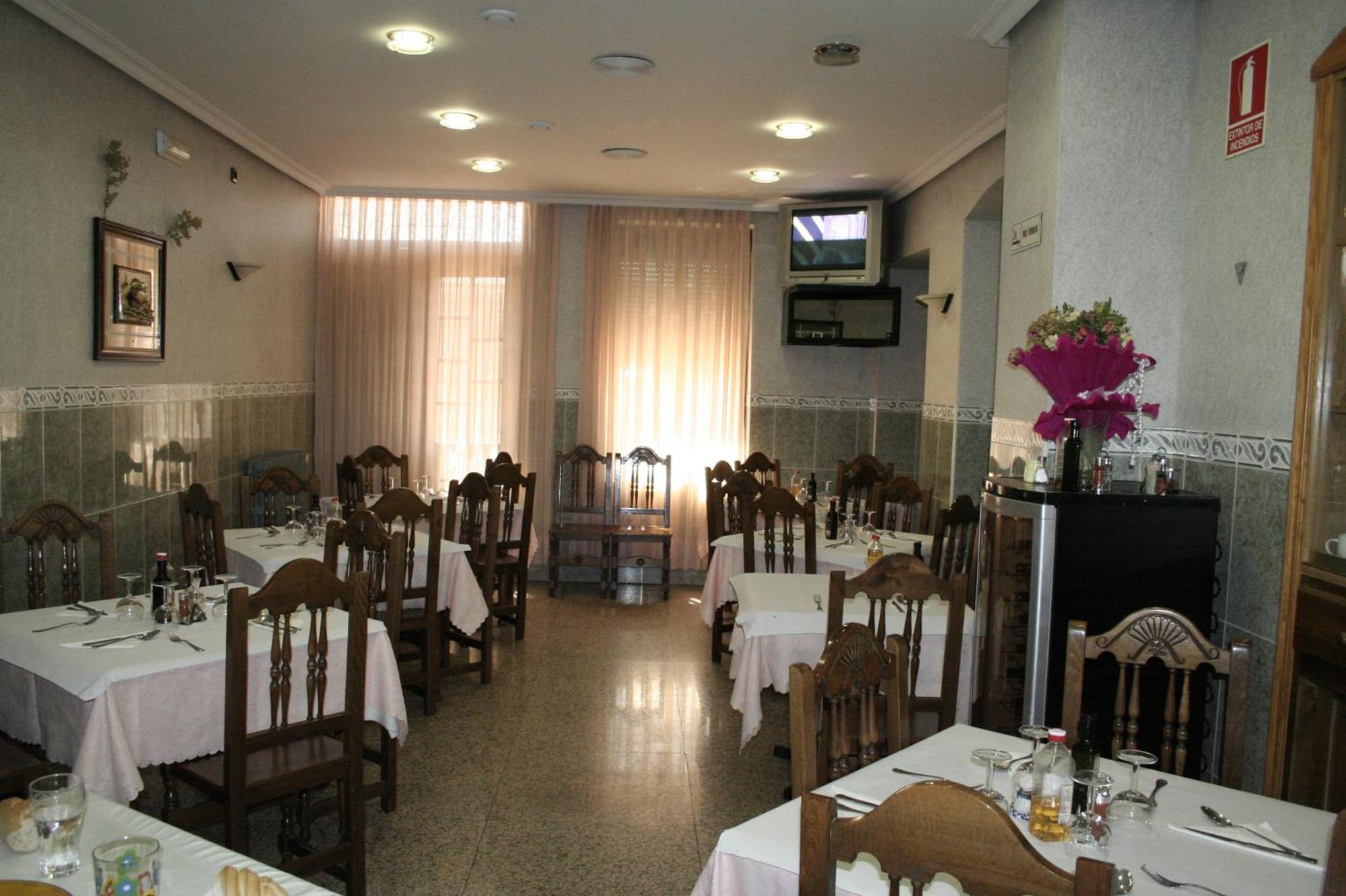 Hostal Restaurante Raton Paredes de Nava Exterior photo
