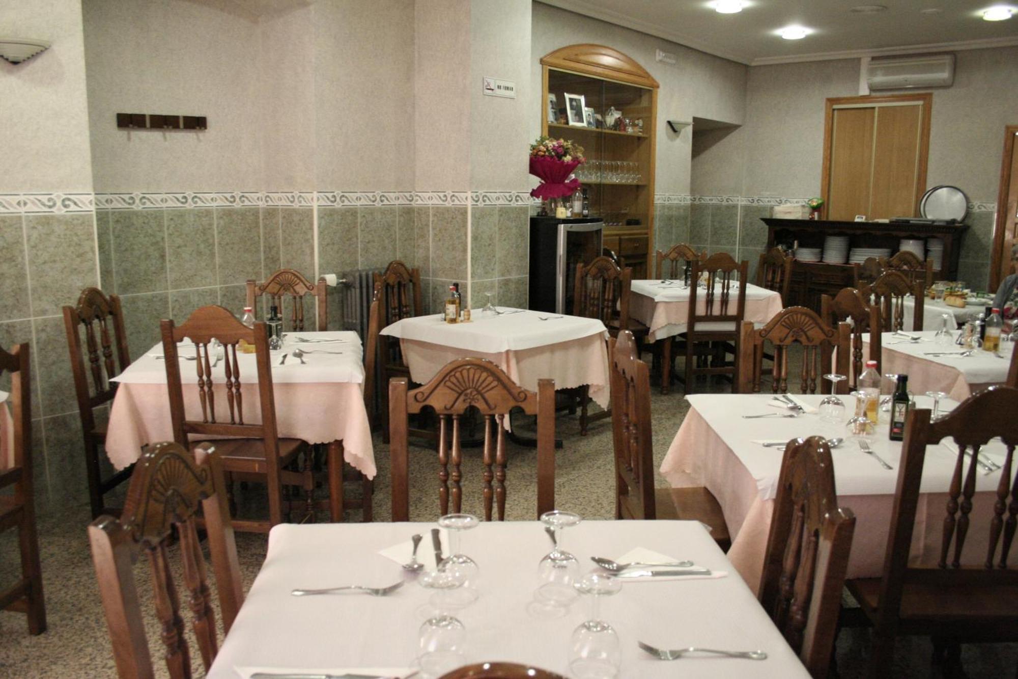 Hostal Restaurante Raton Paredes de Nava Exterior photo