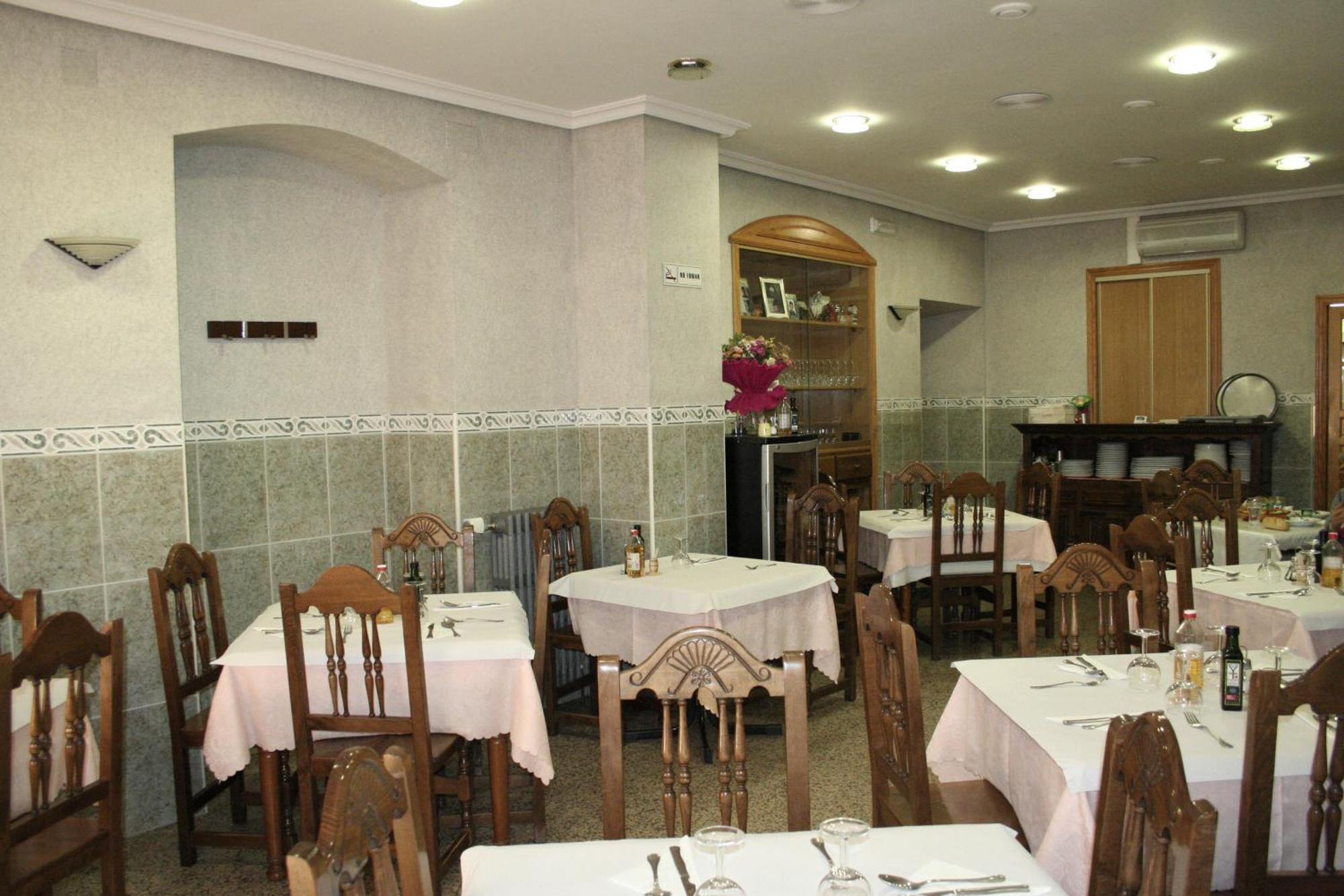 Hostal Restaurante Raton Paredes de Nava Exterior photo